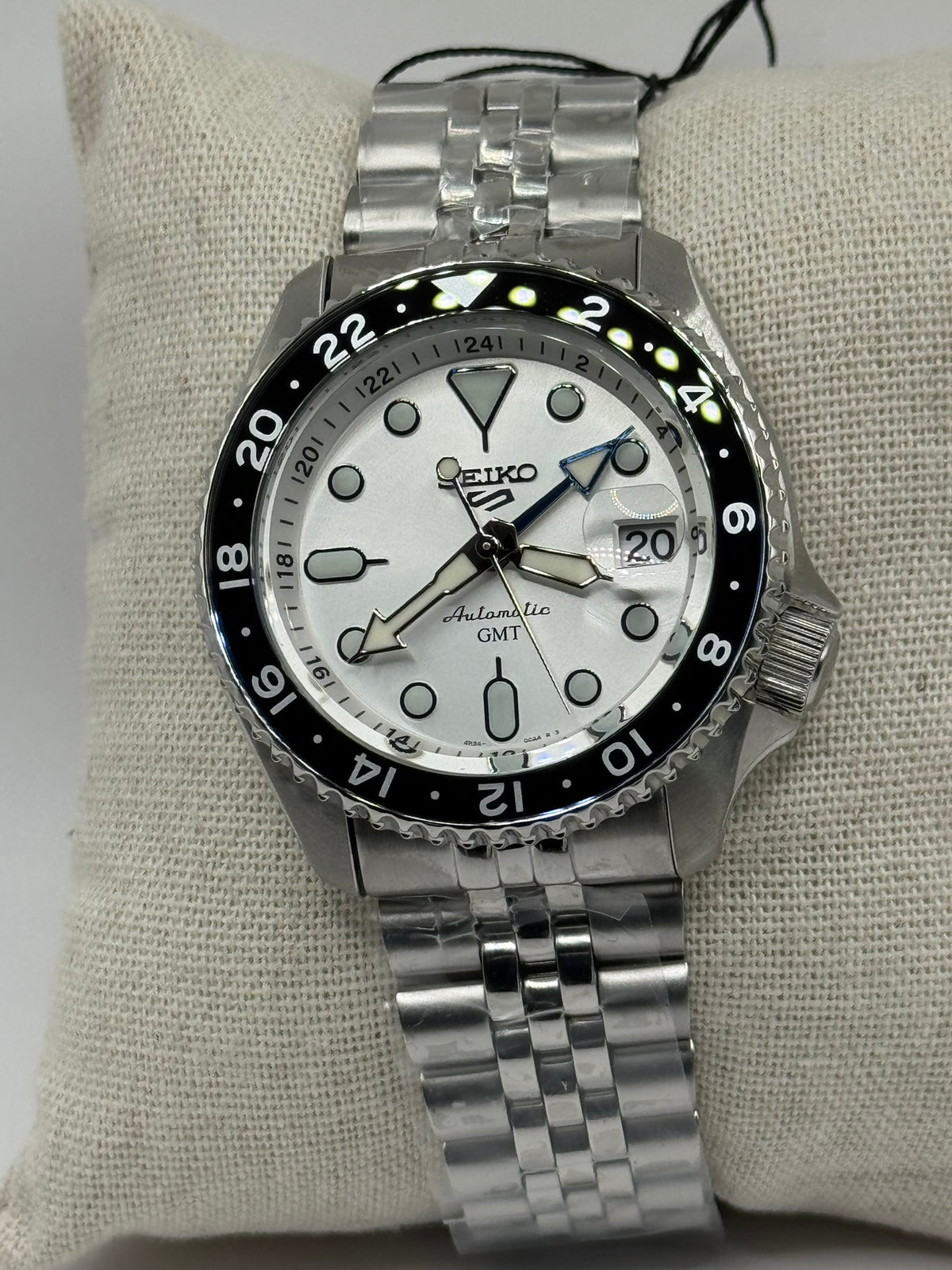 Seiko 5 Sports GMT SSK033 – Silver Dial / Blue &amp; Black GMT — view 4