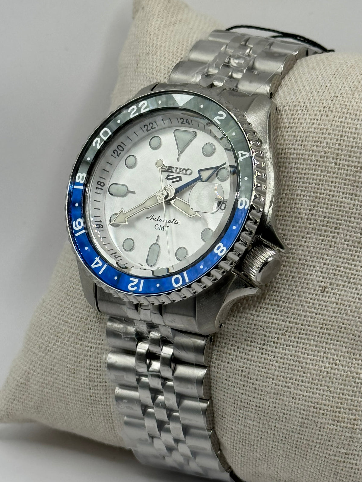 Seiko 5 Sports GMT SSK033 – Silver Dial / Blue &amp; Black GMT — view 5