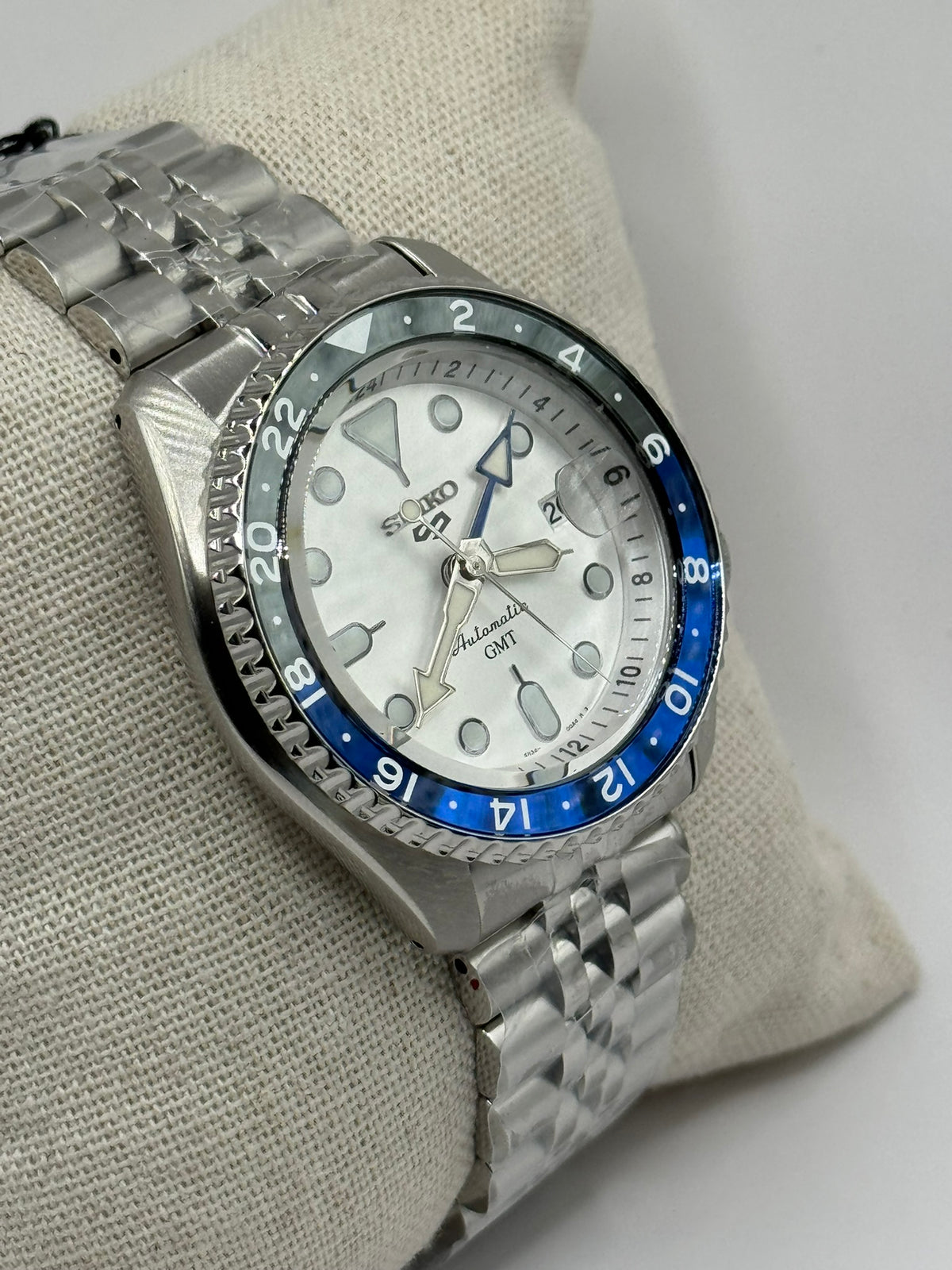 Seiko 5 Sports GMT SSK033 – Silver Dial / Blue &amp; Black GMT — view 7