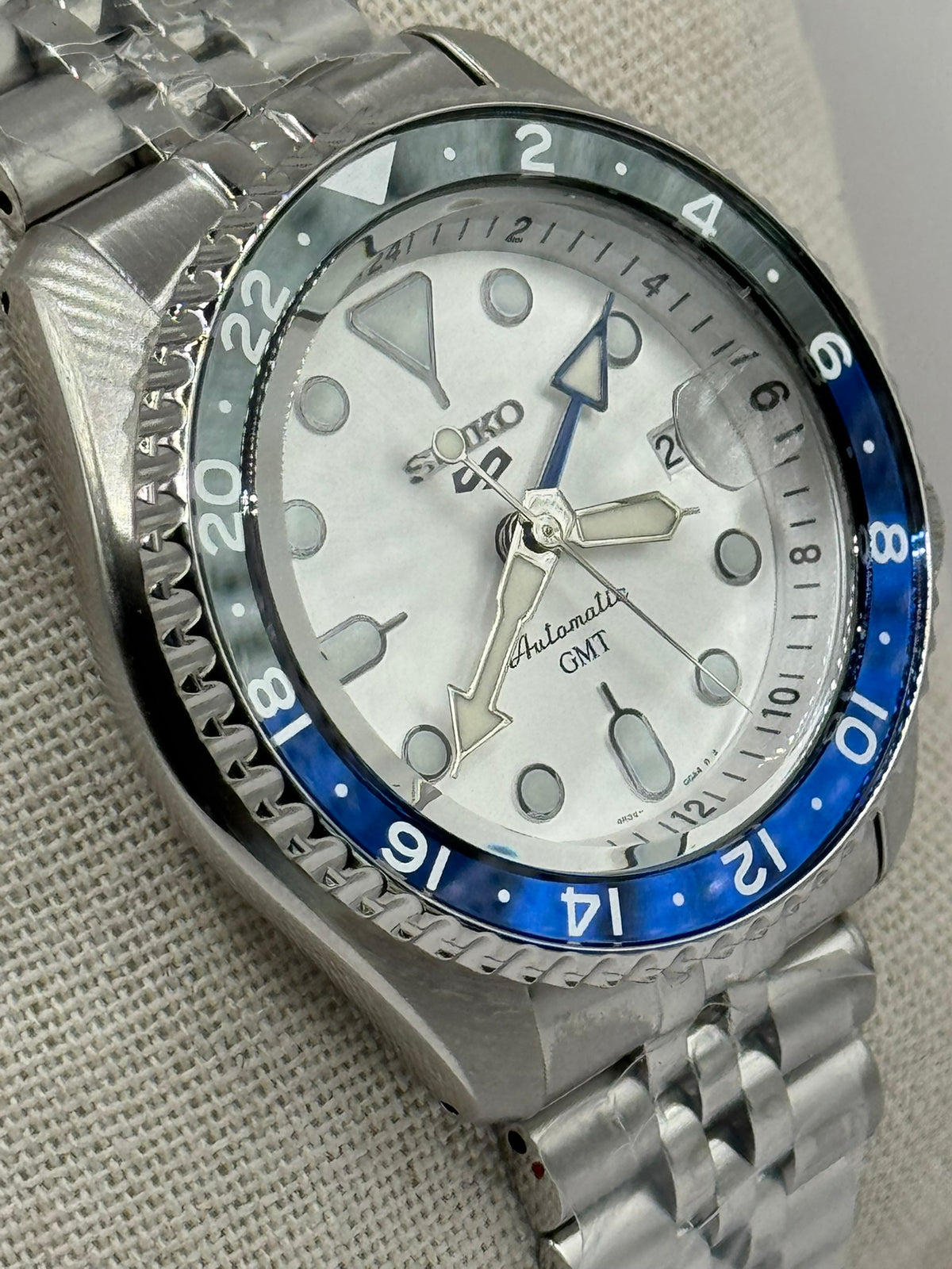 Seiko 5 Sports GMT SSK033 – Silver Dial / Blue &amp; Black GMT — view 2