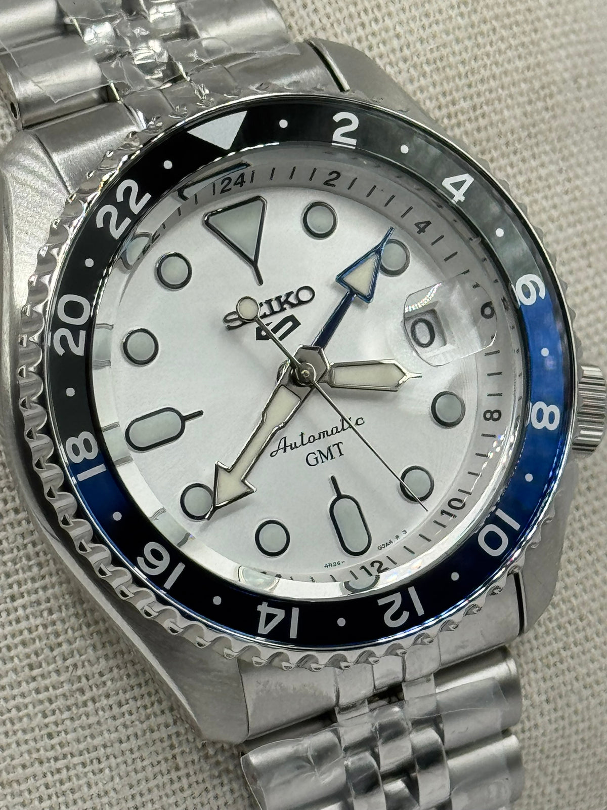 Seiko 5 Sports GMT SSK033 – Silver Dial / Blue &amp; Black GMT — view 8