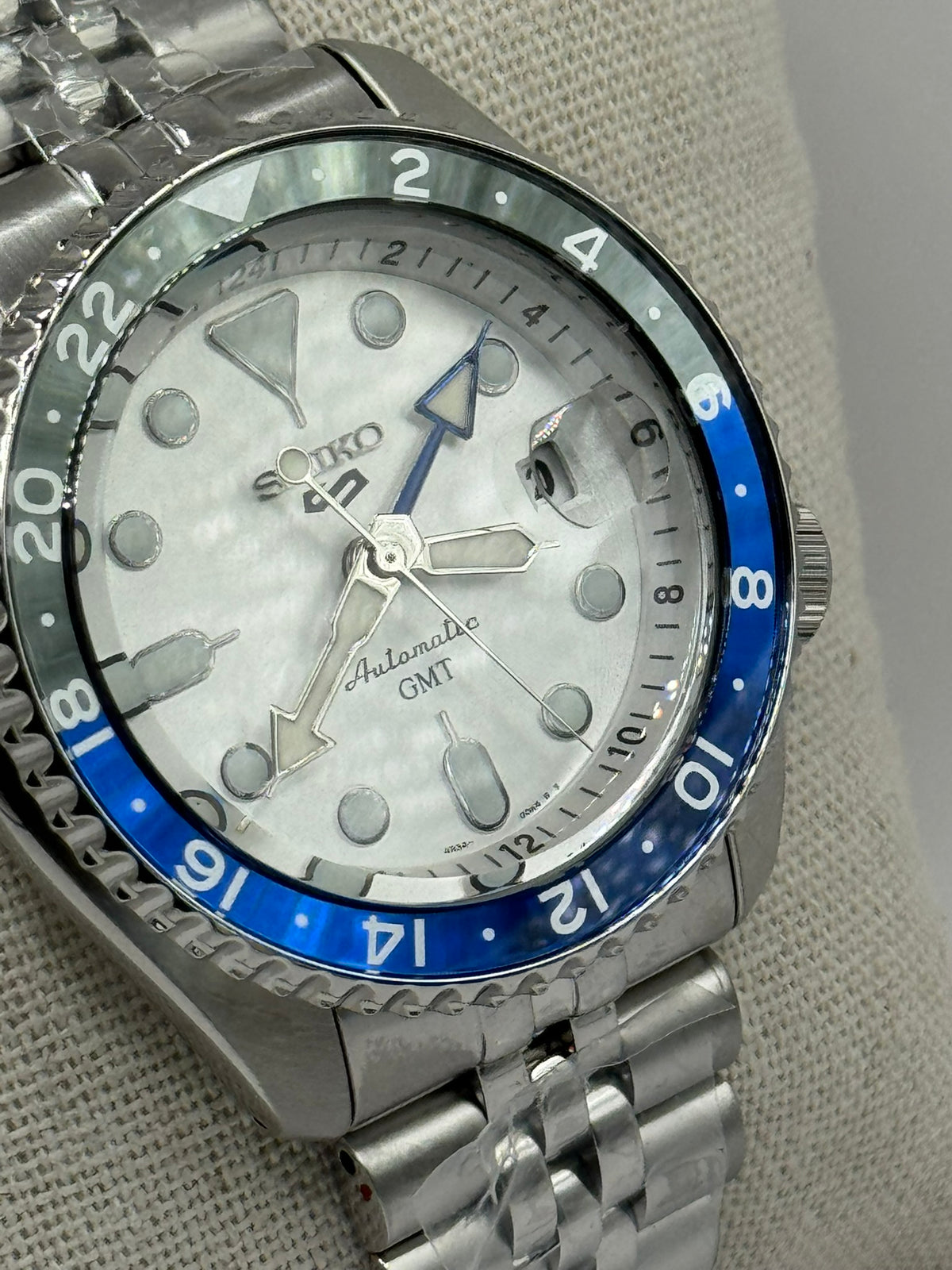 Seiko 5 Sports GMT SSK033 – Silver Dial / Blue &amp; Black GMT — view 9