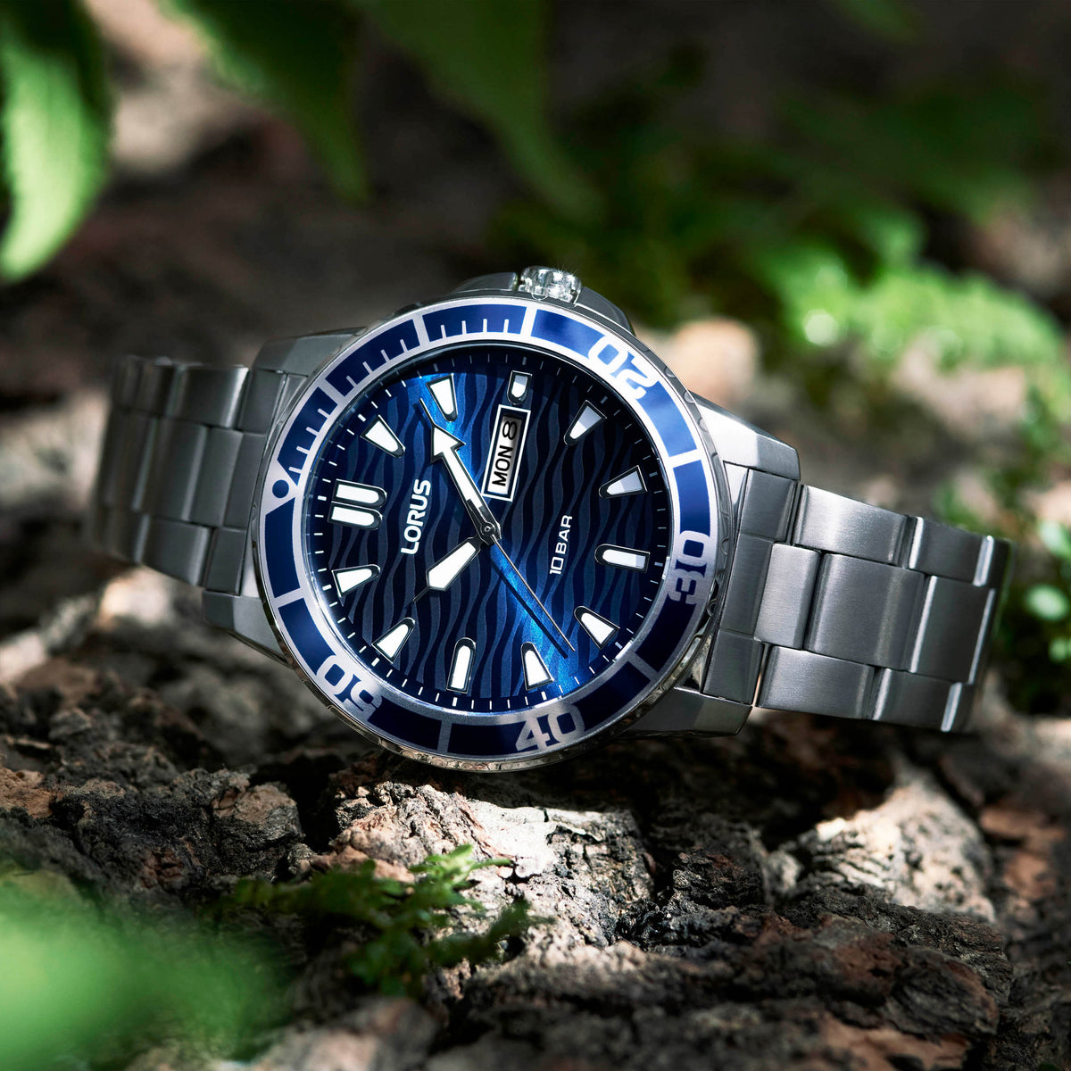 Lorus 42mm Quartz – Dark Blue Sunray Dial | Stainless Steel Bracelet | Day-Date — view 10