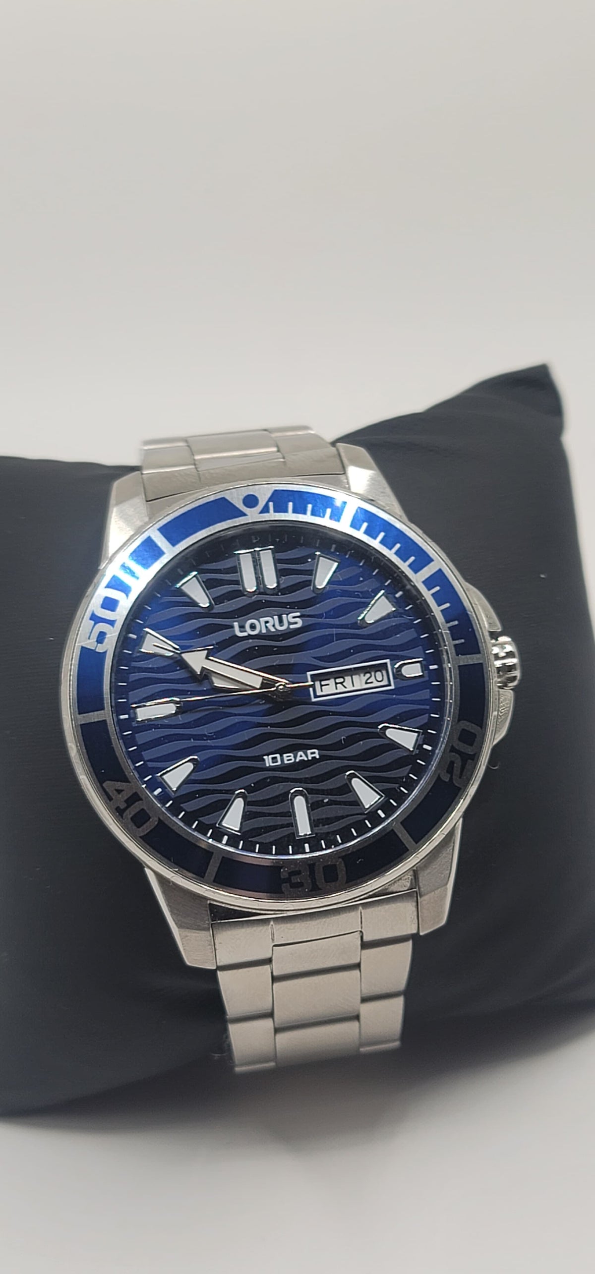Lorus 42mm Quartz – Dark Blue Sunray Dial | Stainless Steel Bracelet | Day-Date — view 2