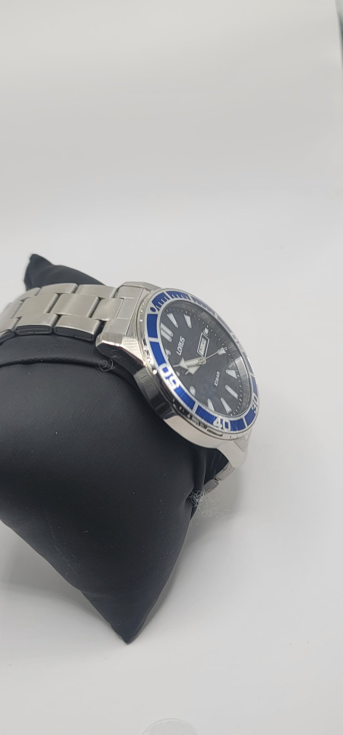 Lorus 42mm Quartz – Dark Blue Sunray Dial | Stainless Steel Bracelet | Day-Date — view 4