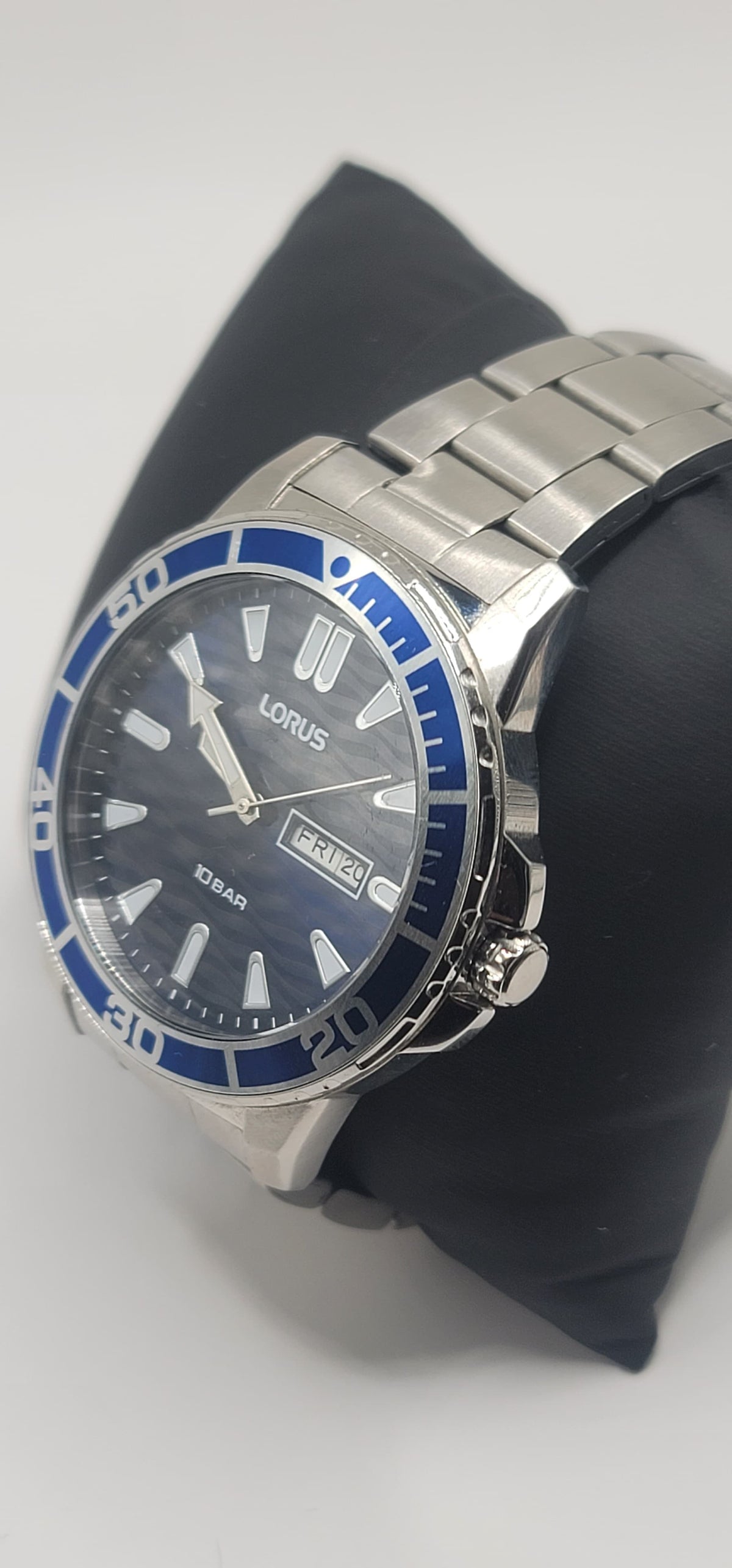Lorus 42mm Quartz – Dark Blue Sunray Dial | Stainless Steel Bracelet | Day-Date — view 7