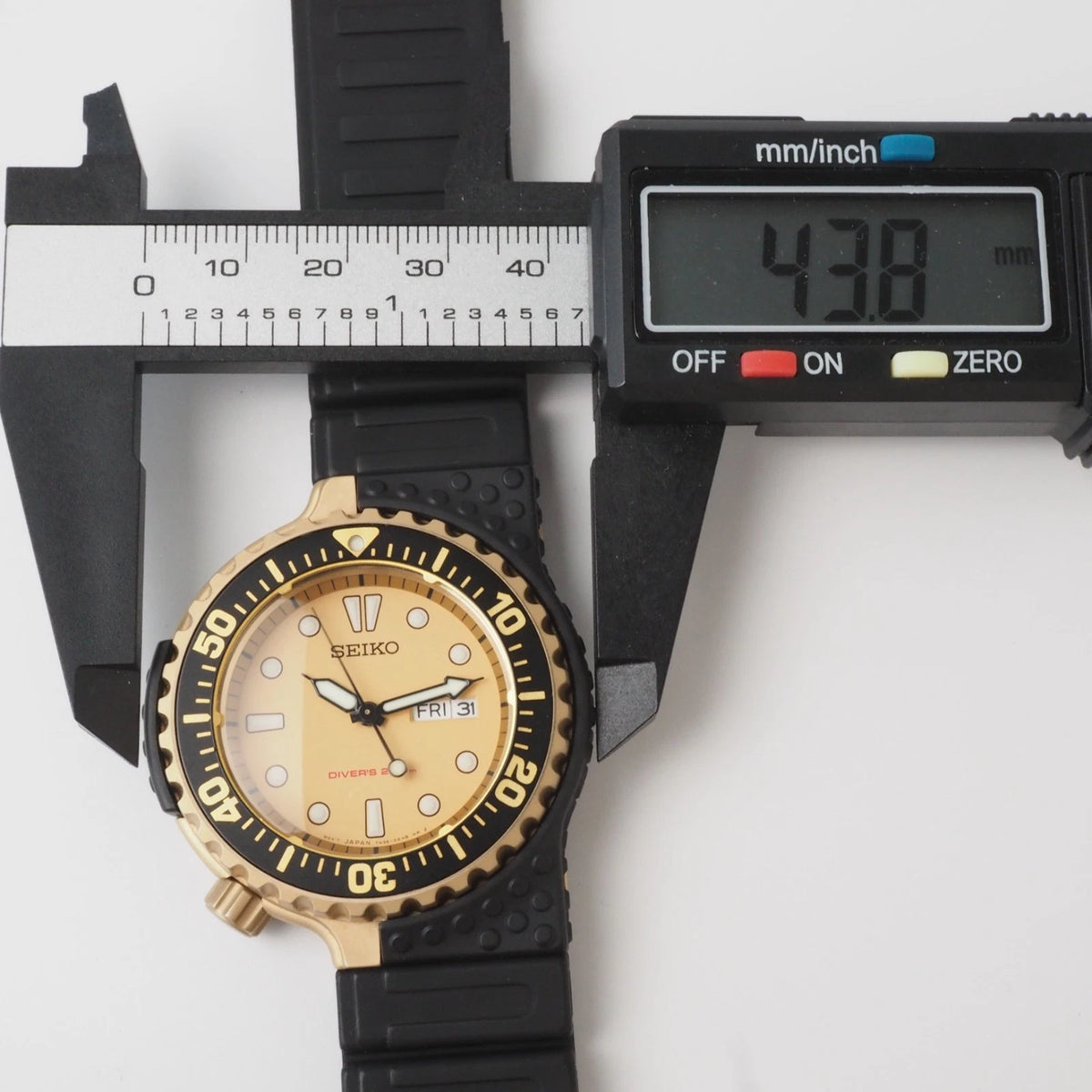 Seiko Giugiaro Air Divers 200m Numbered Limited Edition 1130/2000 – Gold Dial – 43.8mm – 7N36 Quart — view 3